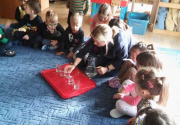 Powiększ obraz: Skąd się biorą dźwięki?- zajęcia otwarte w grupie Montessori
