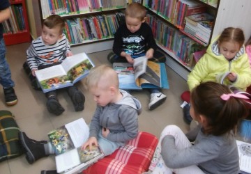 Powiększ obraz: Montessorki w bibliotece 