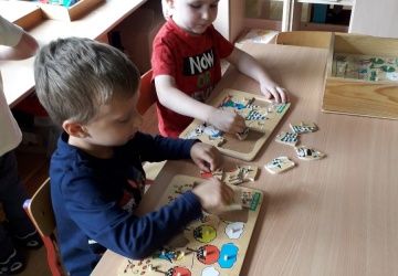 Powiększ obraz: Montessorki pracują 