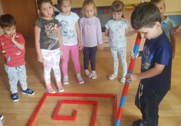 Powiększ obraz: Montessorki pracują 