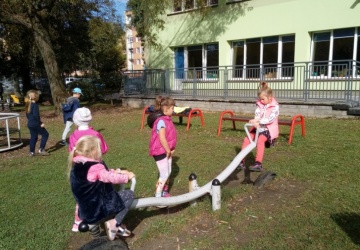 Powiększ obraz: Jesienne zabawy w ogrodzie przedszkolnym  