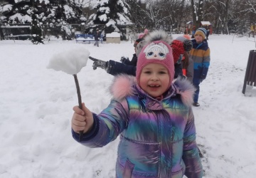 Powiększ obraz: Bawimy się na śniegu 