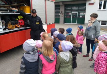 Powiększ obraz: Wizyta przedszkolaków  w Straży Pożarnej
