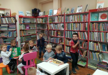 Powiększ obraz: Krasnoludki w Bibliotece 